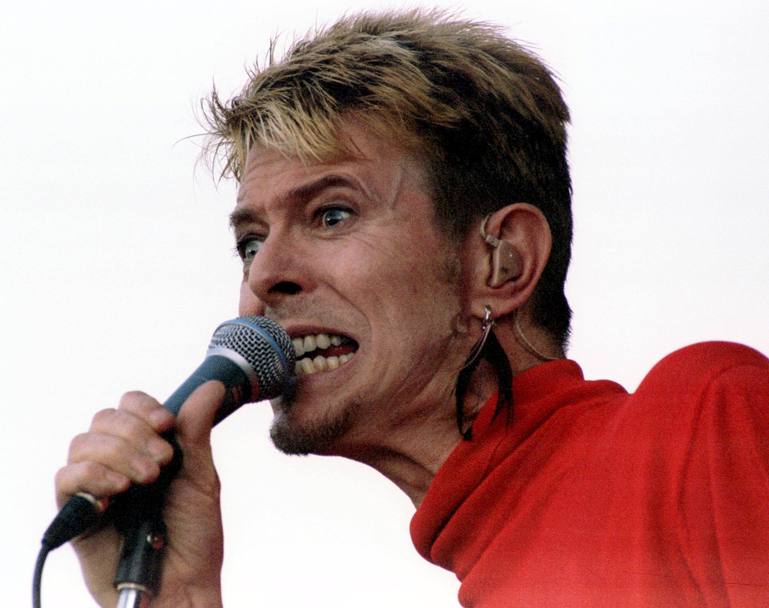 Sono passati appena tre giorni dal suo compleanno, proprio mentre il mondo assaporava il suo nuovo album:  scomparso stanotte David Bowie, nato a Londra l’8 gennaio 1947. La sua infanzia non  agiata: la madre Margaret fa la cassiera in un cinema, il padre  un reduce dal fronte (Reuters)